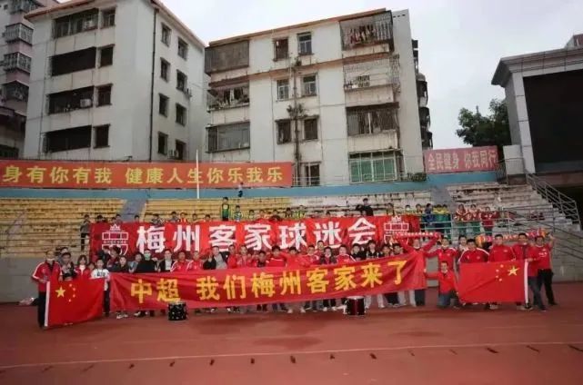 奥斯梅恩目前的合同将在2025年到期，罗马诺指出，他与那不勒斯的续约已经100%敲定，将在圣诞节之前完成。